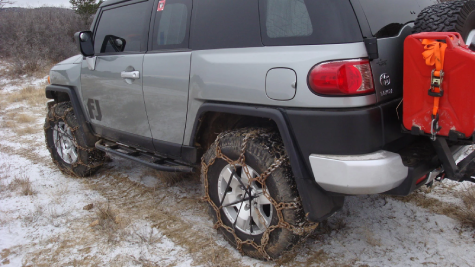 Toyota FJ Cruiser з ланцюгами протиковзання для руху по снігу або бездоріжжю